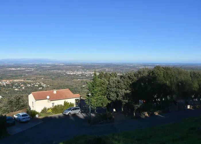 Josephine: Vue Magnifique Sur Et Montagnes Laroque-des-Albères